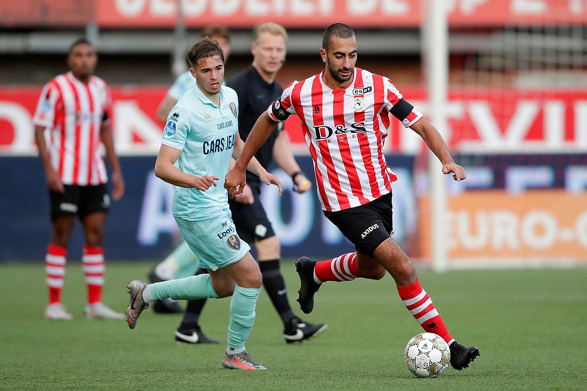 表现一度受 表现一度受